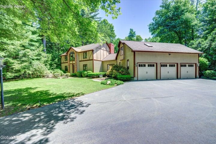 16 Innisbrook Drive, Clifton Park, NY