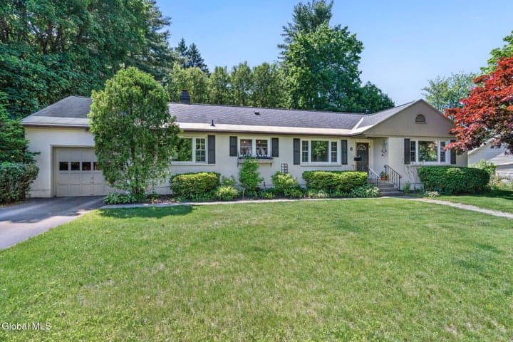 6 Foxhall Drive, Saratoga Springs, NY, photo 2