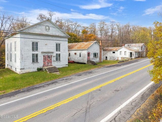 1335 New York 30A, Esperance, NY