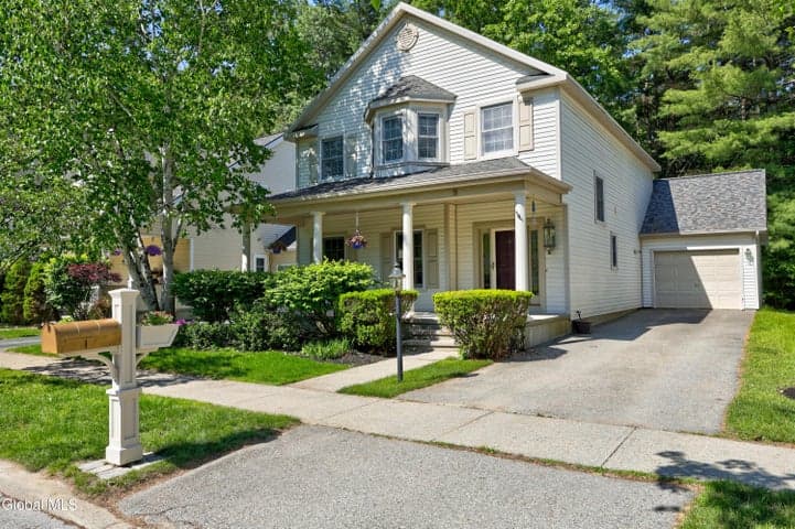 11 Thoroughbred Drive, Saratoga Springs, NY, photo 1