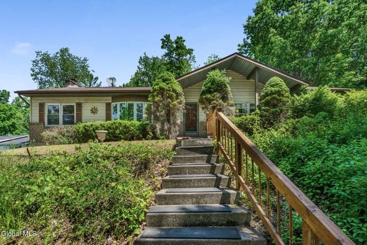 17 Huntington Parkway, Clifton Park, NY