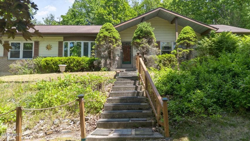 17 Huntington Parkway, Clifton Park, NY, photo 3