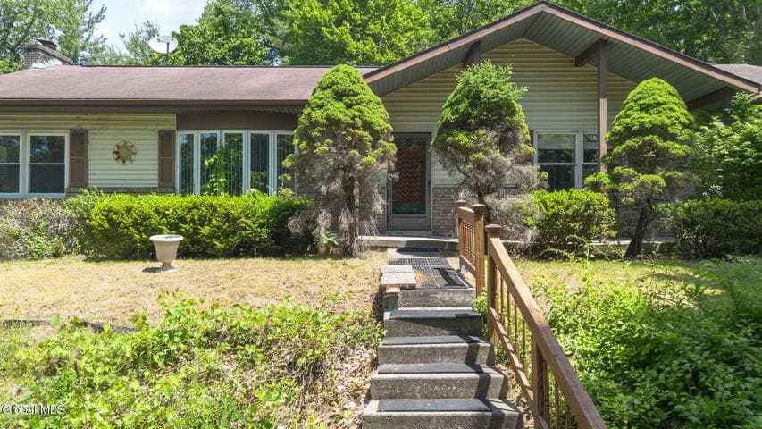 17 Huntington Parkway, Clifton Park, NY, photo 2