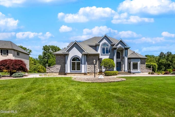 13 Devonshire Way, Clifton Park, NY