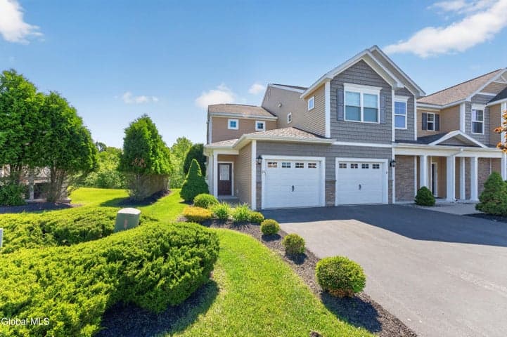 23 Stacey Court, Colonie, NY, photo 2