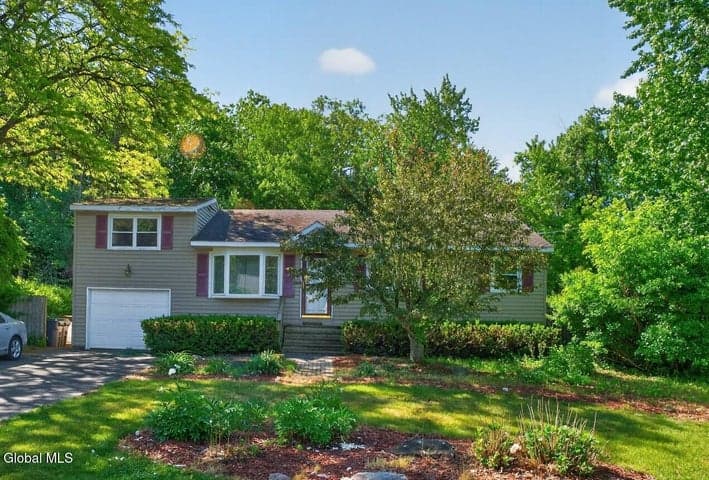 9 Chesebro Drive, Colonie, NY, photo 1