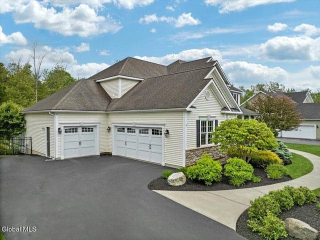 13 Tipperary Way, Clifton Park, NY, photo 3
