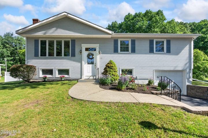 35 Comely Lane, Colonie, NY, photo 1