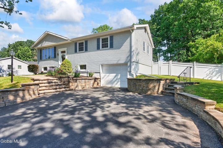 35 Comely Lane, Colonie, NY, photo 2