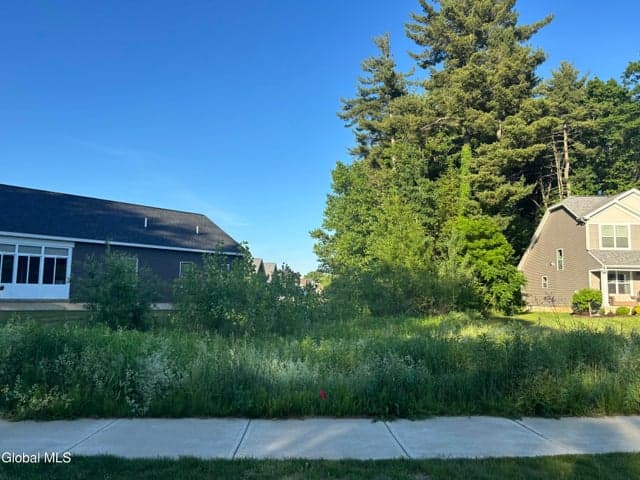 51 Vettura Court, Malta, NY