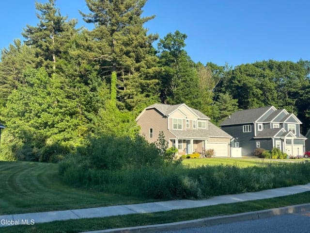 51 Vettura Court, Malta, NY, photo 3