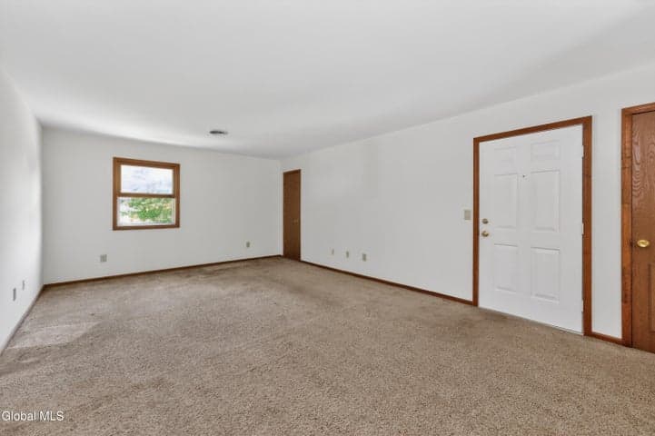 102 Cedarview Lane, Watervliet, NY, photo 5