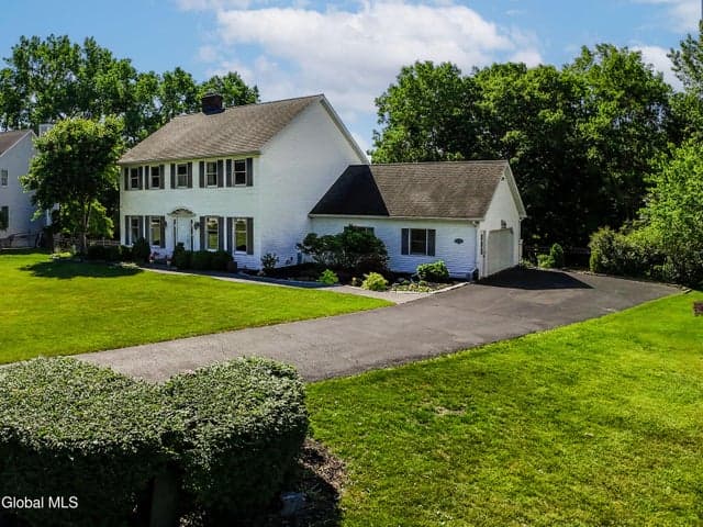 14 Edgewater Court, Colonie, NY, photo 2