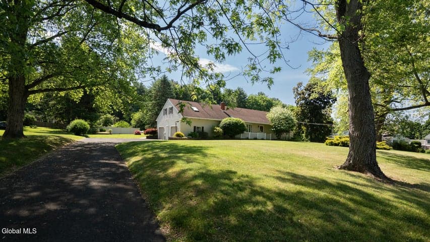 559 Bloomingrove Drive, North Greenbush, NY, photo 3