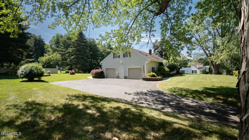 559 Bloomingrove Drive, North Greenbush, NY, photo 4