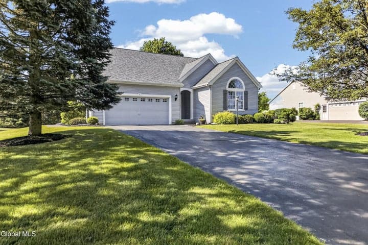 6 Danbury Court, Clifton Park, NY, photo 3