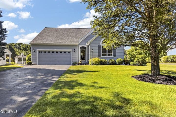 6 Danbury Court, Clifton Park, NY