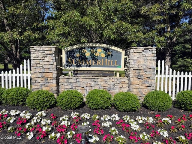 6 Danbury Court, Clifton Park, NY, photo 2