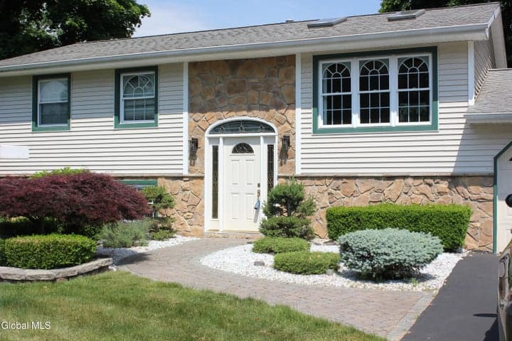 4 Mari Nol Circle, Clifton Park, NY