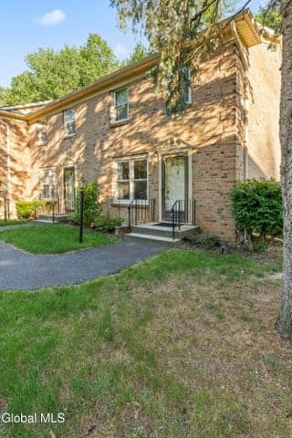 174 Williamsburg Court, Albany, NY, photo 2