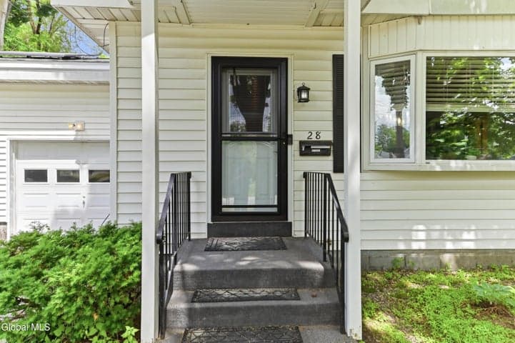 28 Lee Avenue, Guilderland, NY, photo 4