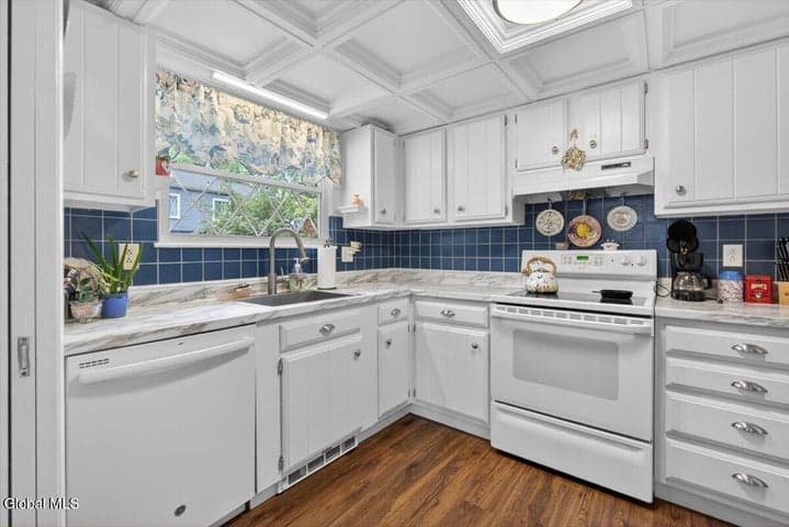 7 Spruce Court, Delmar, NY, photo 3