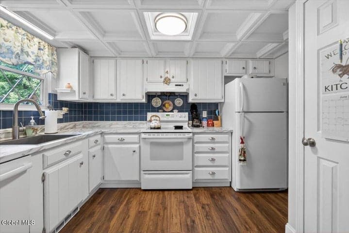 7 Spruce Court, Delmar, NY, photo 2