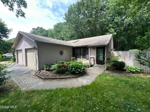 75 Arrow Wood Place, Malta, NY, photo 2