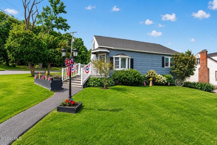 2 Neptune Street, East Greenbush, NY