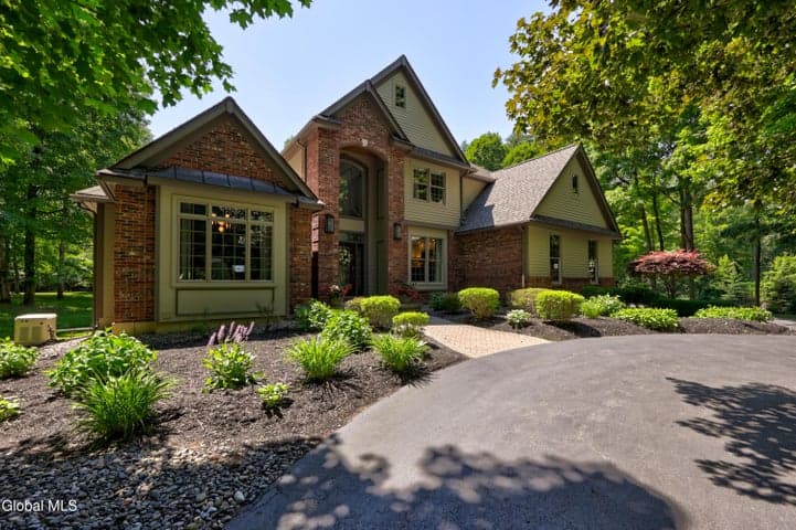 1 Oak Brook Boulevard, Saratoga Springs, NY