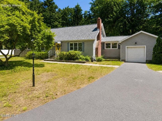 19 Newcastle Road, Halfmoon, NY