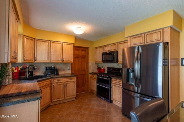 3 Snowberry Drive, Wilton, NY, photo 3