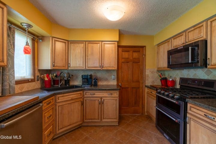 3 Snowberry Drive, Wilton, NY, photo 4