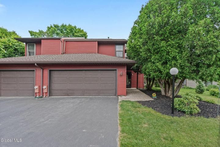 4 Oxford Road, Bethlehem, NY