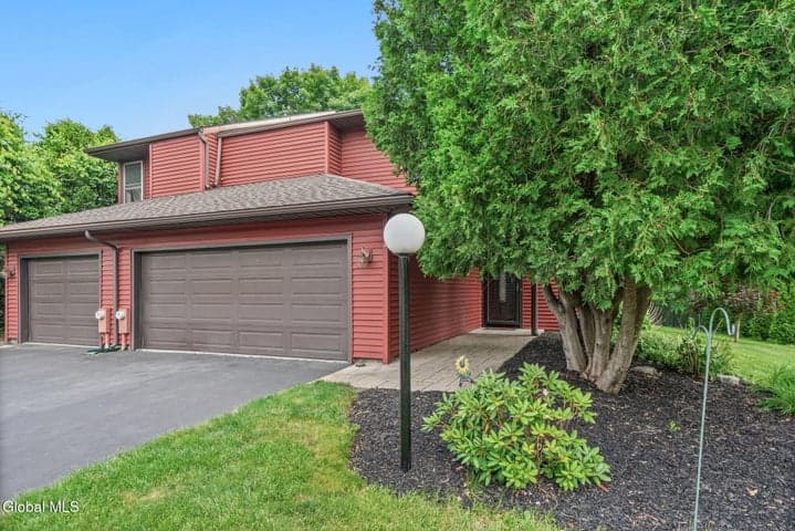 4 Oxford Road, Bethlehem, NY, photo 2