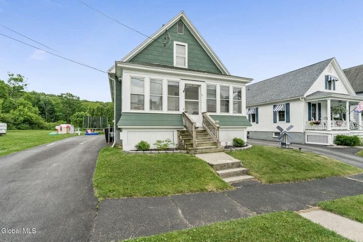 11 Young Avenue, Amsterdam, NY