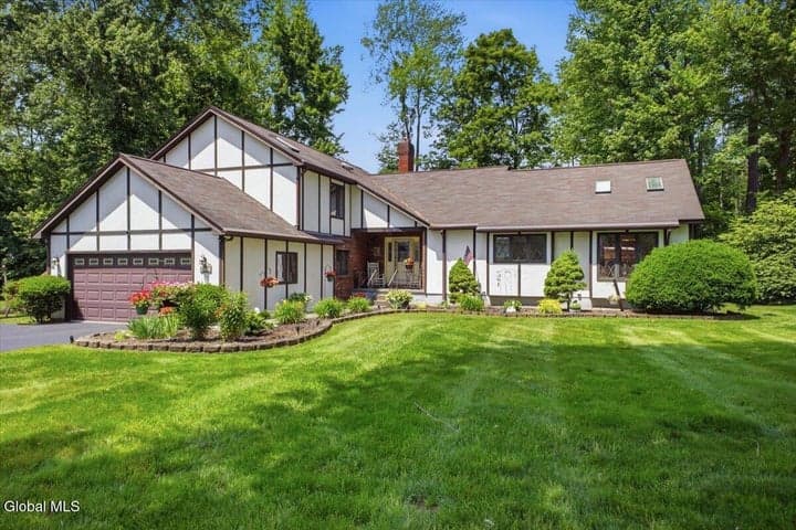 14 Cathedral Court, Clifton Park, NY, photo 1