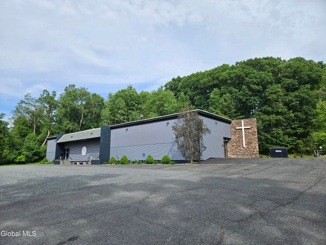 42 Woodward Avenue, Brunswick, NY