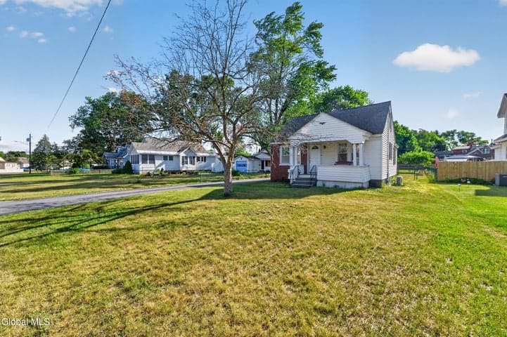 77 Oakdale Avenue, Rotterdam, NY