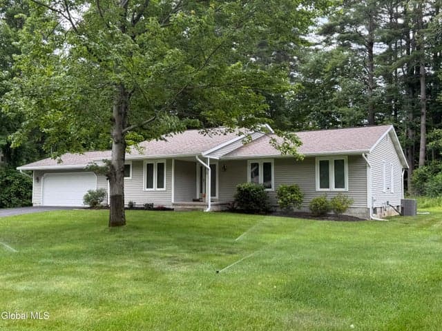 3 Snowberry Drive, Wilton, NY, photo 2