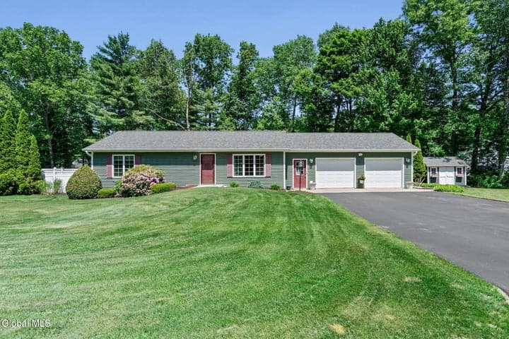 18 Mockingbird Lane, Queensbury, NY