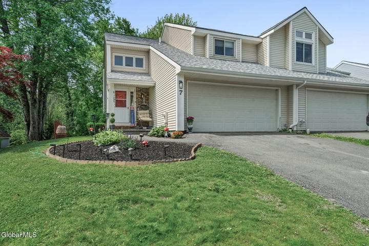 7 Crowsnest Court, Halfmoon, NY