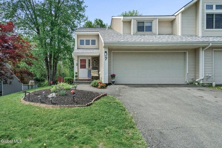 7 Crowsnest Court, Halfmoon, NY, photo 2