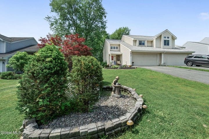 7 Crowsnest Court, Halfmoon, NY, photo 3