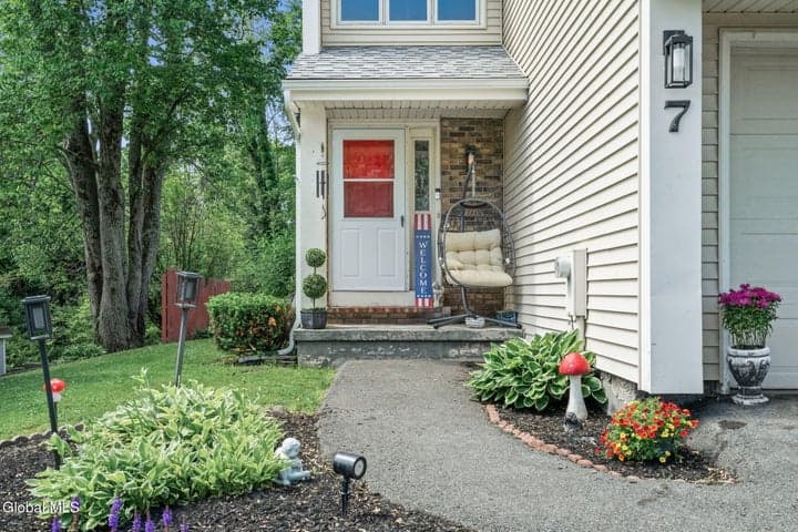 7 Crowsnest Court, Halfmoon, NY, photo 4
