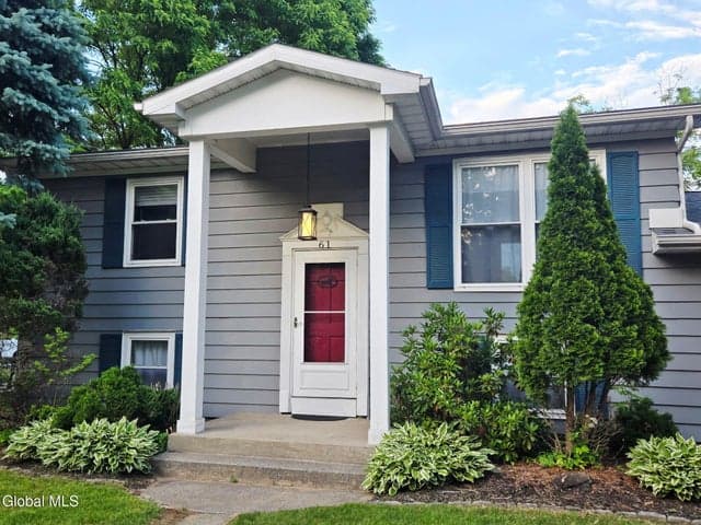 61 Vanderbilt Avenue, Saratoga Springs, NY, photo 2