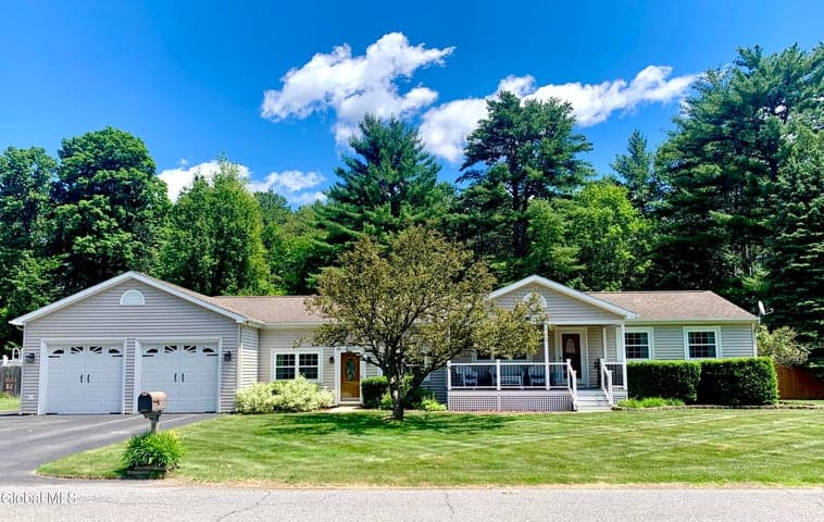 15 Algonquin Drive, Queensbury, NY, photo 1