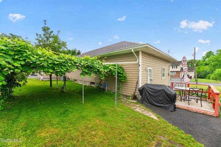 4 Marietta Drive, Colonie, NY, photo 2