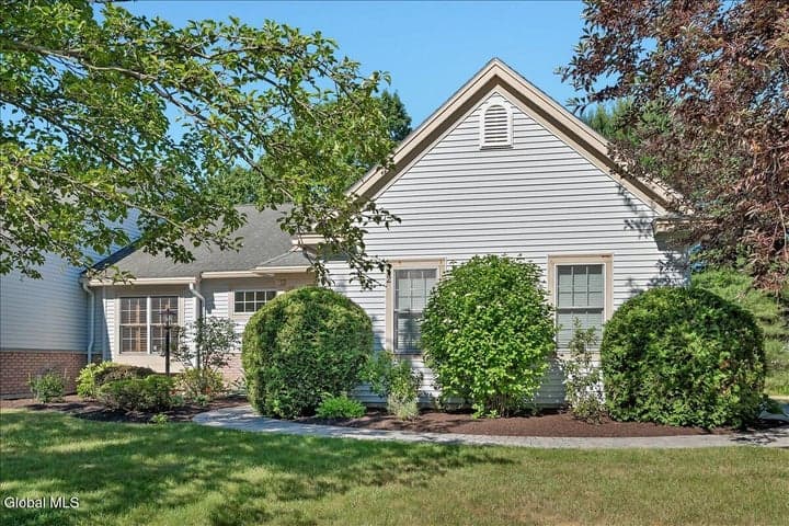 12 Camden Circle, Delmar, NY, photo 2