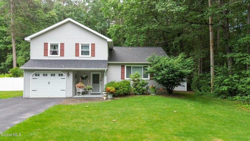 33 Wineberry Lane, Malta, NY, photo 1